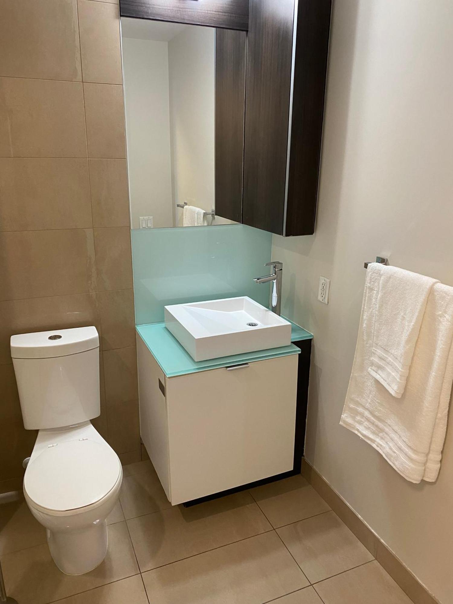 Central Toronto Suite - Free Parking, City Views, Near Cn Tower Exterior photo