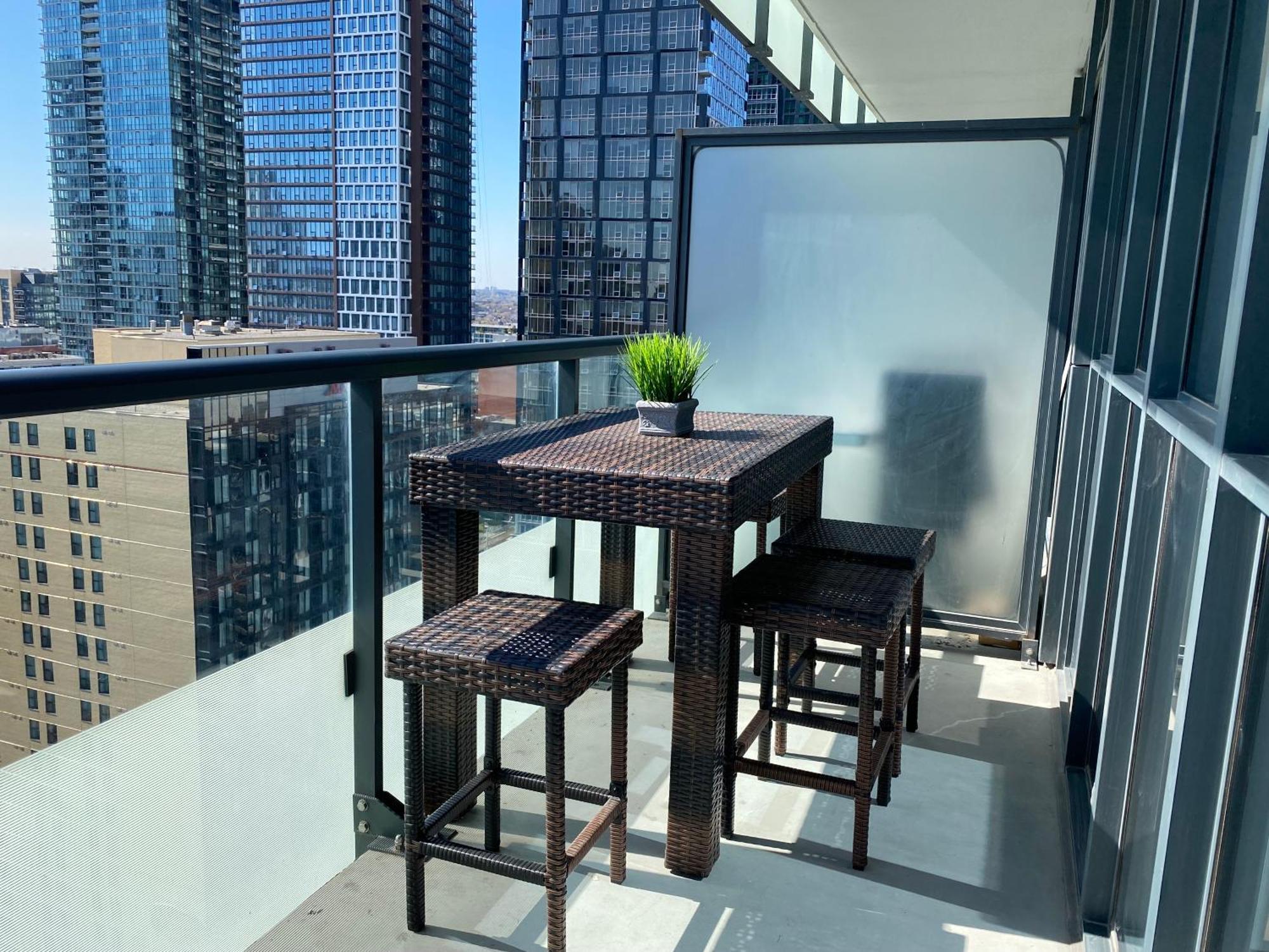 Central Toronto Suite - Free Parking, City Views, Near Cn Tower Exterior photo
