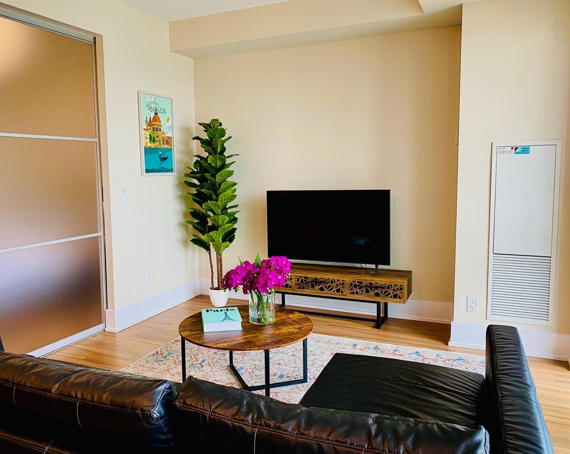 Central Toronto Suite - Free Parking, City Views, Near Cn Tower Exterior photo